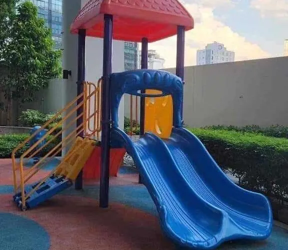Uptown Parksuite Tower 2 Bgc With Balcony Apartahotel